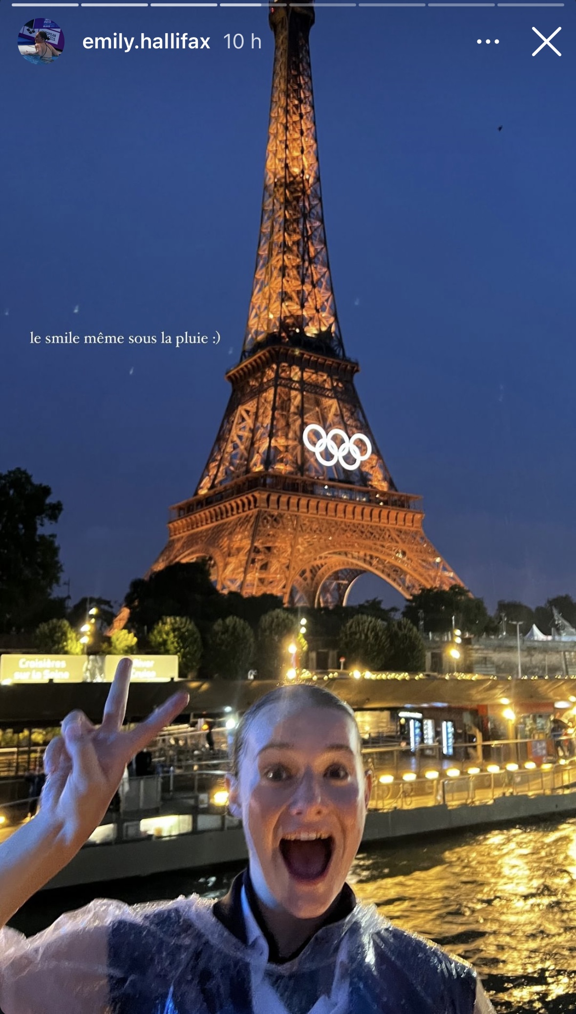 Emily Hallifax tout sourire devant la Tour Eiffel