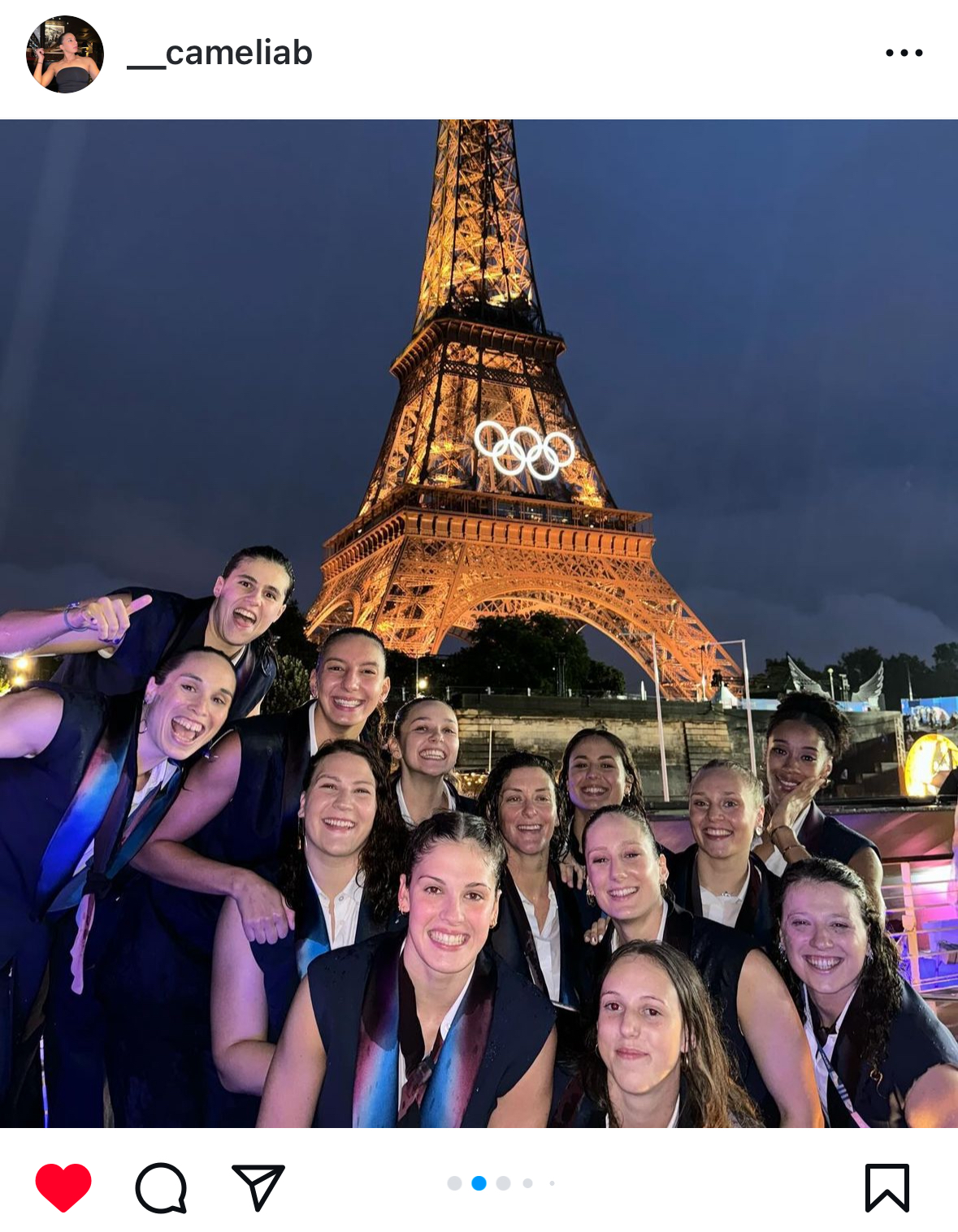 Les poloïstes françaises posent devant la Tour Eiffel depuis le bateau français