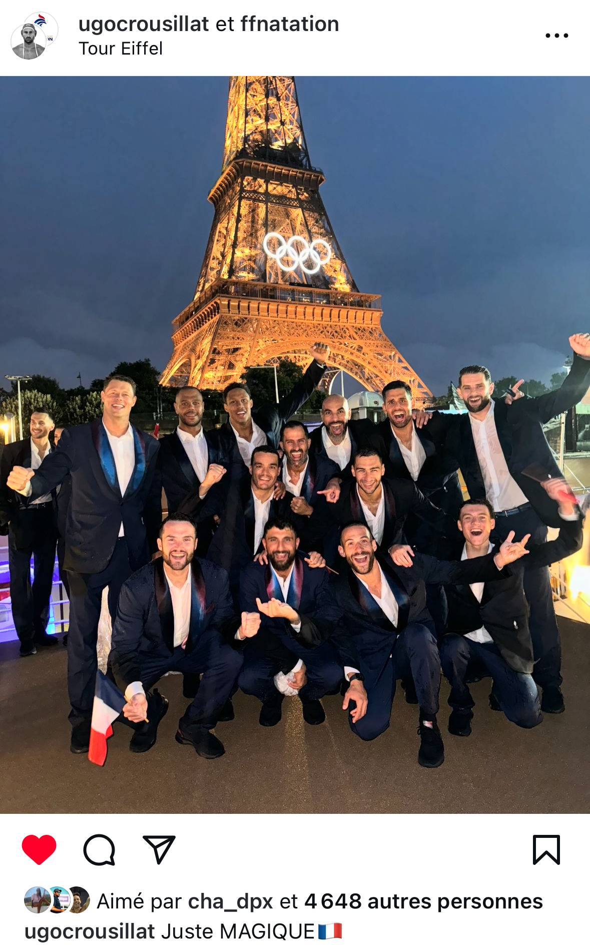 L'équipe de France masculine de water-polo devant la Tour Eiffel, depuis le bateau français