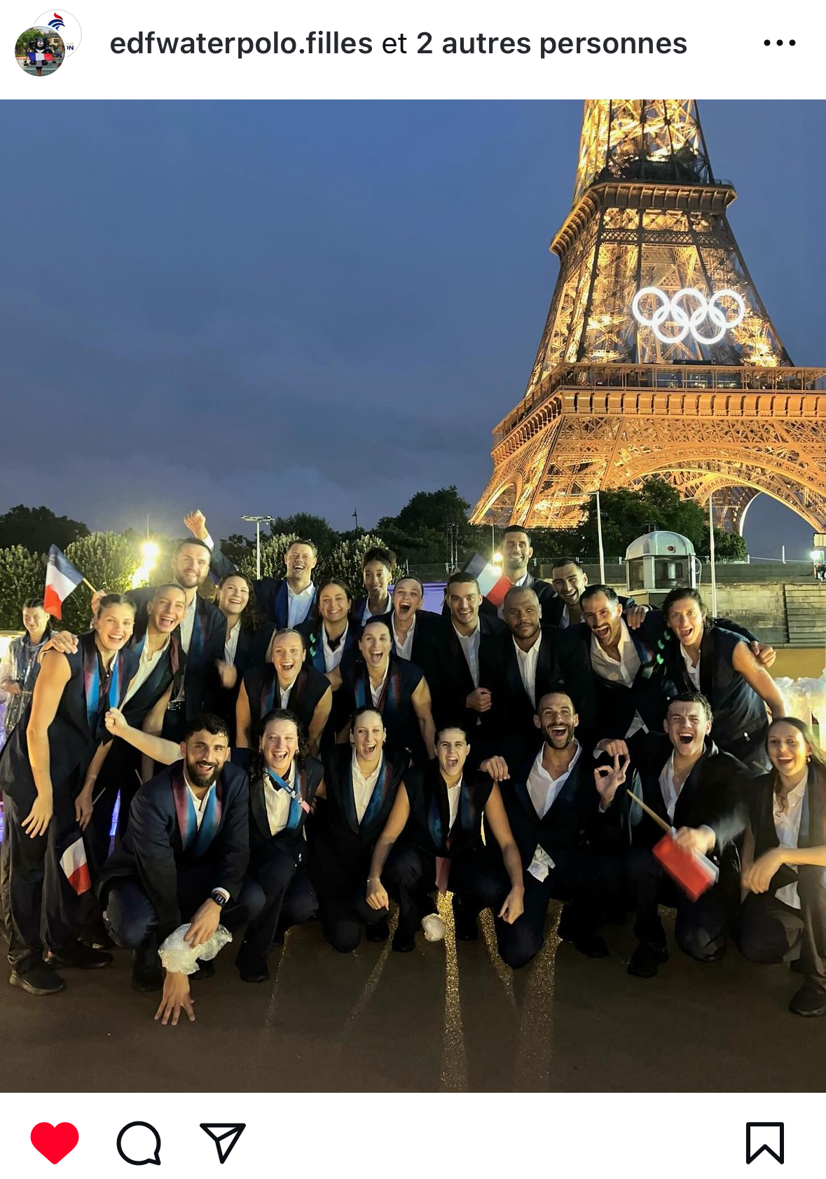 Les équipes de water-polo ne font qu'un devant la Tour Eiffel